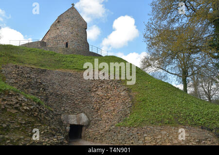 La Hougue Bie passaggio Grave è uno dei dieci edifici più antichi di tutto il mondo,il 6000 anno-vecchio luogo di sepoltura è uno dei meglio conservati i resti di t Foto Stock