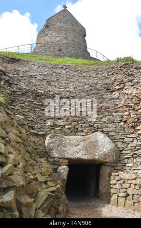 La Hougue Bie passaggio Grave è uno dei dieci edifici più antichi di tutto il mondo,il 6000 anno-vecchio luogo di sepoltura è uno dei meglio conservati i resti di t Foto Stock