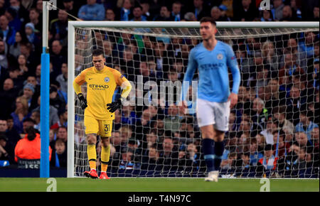 Manchester City il portiere Ederson appare sconsolato dopo ammettendo un obiettivo durante la UEFA Champions League quarti di finale della seconda gamba corrispondono all'Etihad Stadium e Manchester. Foto Stock