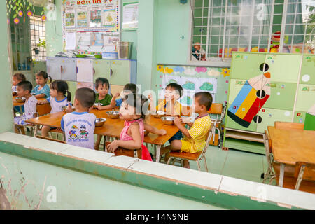 In Cai Be, Vietnam - Marzo 7, 2019 - i bambini a mangiare il pranzo a scuola kindergarten nelle zone rurali del Vietnam. Foto Stock