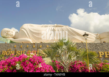 Statua del Buddha reclinato a Vinh Trang Pagoda di My Tho, Vietnam. Foto Stock