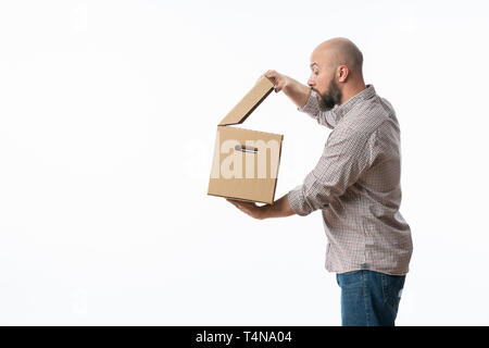 Ritratto di un bel giovane azienda scatole di carta, isolato su bianco Foto Stock