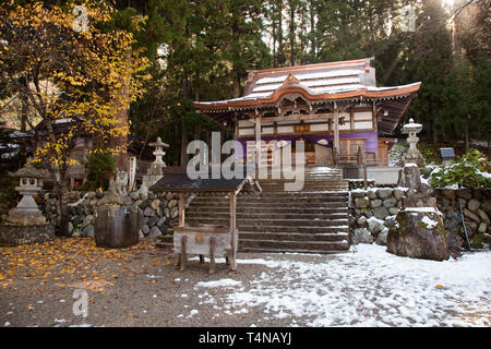 Prima neve dell'anno fonde a Shirakawa santuario Hachiman, Shirakawa-go village, in Giappone e in primo piano nell'anime Higurashi quando essi gridano Foto Stock