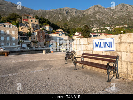 Mlini, Croazia - Aprile 2019: panca e firmare nel villaggio idilliaco di Mlini a Dubrovnik, Croazia Foto Stock