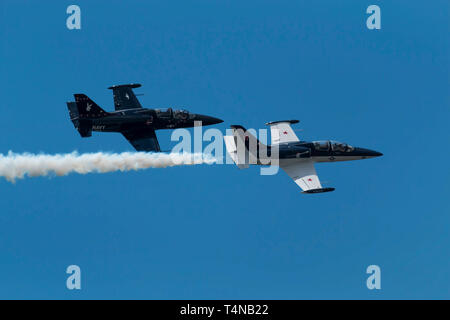 Wantagh, NY, Stati Uniti d'America - 26 Maggio 2017: Getti volare in formazione durante la pratica mostra per l'air show che si svolgeranno i prossimi due giorni durante il memorial day weeken Foto Stock