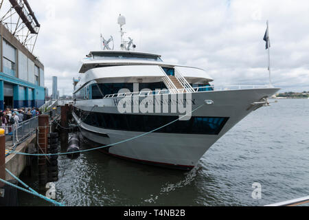 New York, Stati Uniti d'America - 15 Ottobre 2017: passeggeri in attesa sulla linea a bordo L Hornblower infinito tour in barca nella città di New York in un caldo ma nuvoloso ottobre D Foto Stock