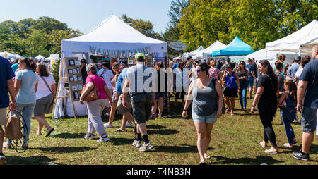 Babilonia NY, Stati Uniti d'America - 16 Settembre 2018: la gente camminare intorno alla Fiera di Babilonia e gode di una bella giornata e le arti e mestieri e i fornitori sono in vendita. Foto Stock