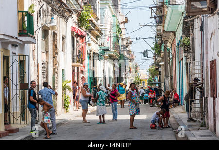 L'Avana, Cuba - 25 Luglio 2018: il popolo cubano riuniranno e parlare con ciascun altro in strada andando sulla loro vita quotidiana. Foto Stock