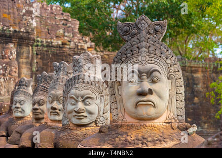 Antiche statue indù lungo i lati del ponte sud in Angkor Thom tempio chiudere la parte di Angkor Wat parco archeologico, Siem Reap in Cambogia Foto Stock