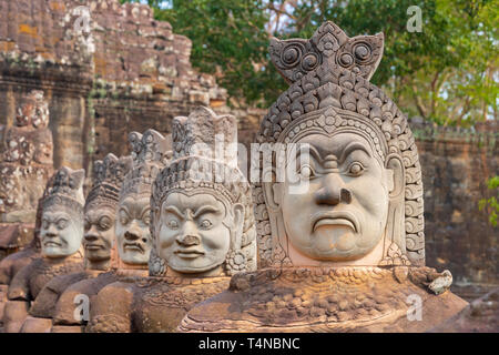 Antiche statue indù lungo i lati del ponte sud in Angkor Thom tempio chiudere la parte di Angkor Wat parco archeologico, Siem Reap in Cambogia Foto Stock