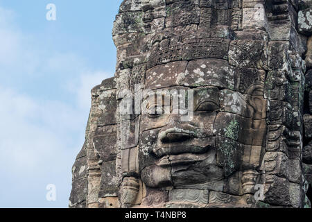 Giant volti umani su torri del tempio Bayon, parte di Angkor Wat parco archeologico di Siem Reap, Cambogia Foto Stock