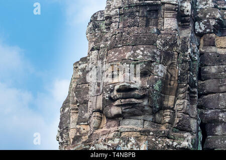 Giant volti umani su torri del tempio Bayon, parte di Angkor Wat parco archeologico di Siem Reap, Cambogia Foto Stock