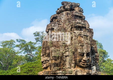 Giant volti umani su torri del tempio Bayon, parte di Angkor Wat parco archeologico di Siem Reap, Cambogia Foto Stock