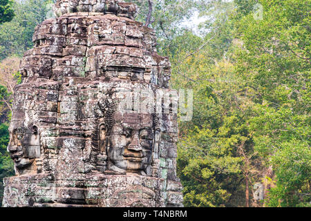 Giant volti umani su torri del tempio Bayon, parte di Angkor Wat parco archeologico di Siem Reap, Cambogia Foto Stock