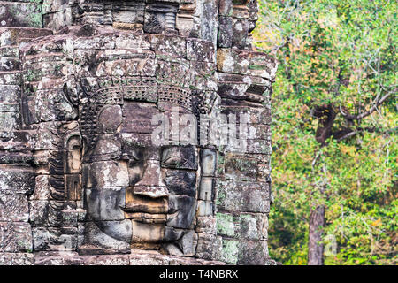 Giant volti umani su torri del tempio Bayon, parte di Angkor Wat parco archeologico di Siem Reap, Cambogia Foto Stock