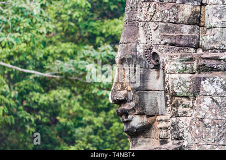 Giant volti umani su torri del tempio Bayon, parte di Angkor Wat parco archeologico di Siem Reap, Cambogia Foto Stock