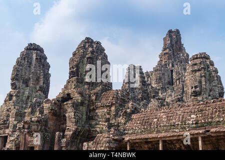 Giant volti umani su torri del tempio Bayon, parte di Angkor Wat parco archeologico di Siem Reap, Cambogia Foto Stock