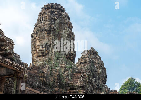 Giant volti umani su torri del tempio Bayon, parte di Angkor Wat parco archeologico di Siem Reap, Cambogia Foto Stock