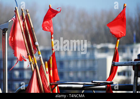 Red net marcatore FLAG su una tradizionale barca da pesca, copia dello spazio, messa a fuoco selezionata Foto Stock