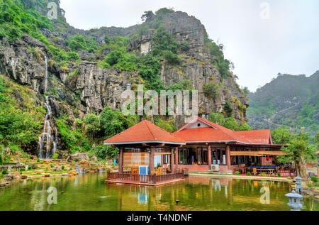 Cascata a Hang Mua Caverna di Trang Un, Vietnam Foto Stock