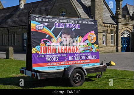 Cartellone pubblicitario di telefonia mobile. Gary Gibson il mondo più acclamato John Lennon tributo atto. Marine Drive, Blackpool, Lancashire, Inghilterra, Regno Unito Foto Stock