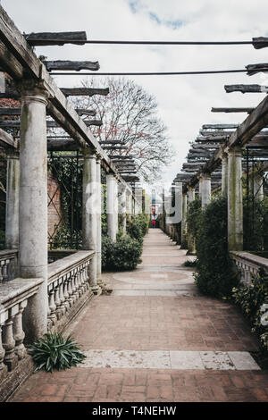 London, Regno Unito - 11 Aprile 2019: la collina del giardino e pergola di Golders Green, Londra, Regno Unito. La zona è stata aperta al pubblico nel 1963 come l'Hill Garden. Foto Stock