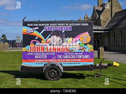 Cartellone pubblicitario di telefonia mobile. Gary Gibson il mondo più acclamato John Lennon tributo atto. Marine Drive, Blackpool, Lancashire, Inghilterra, Regno Unito Foto Stock