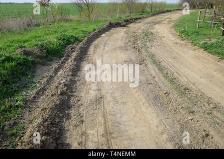 Strada sterrata livellata da un classificatore. Strada nel villaggio Foto Stock