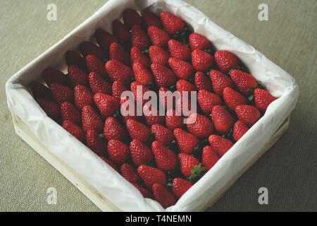 Fragole gustose in una scatola bianca Foto Stock