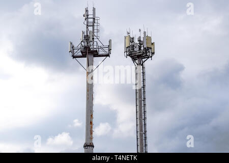 Equipaggiamento su ripetitori per i cellulari, antenne a torre Foto Stock