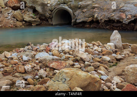 Acqua tubo fognario con flusso di esecuzione Foto Stock