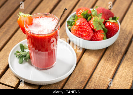 Dolce fresco succo di fragola su un tavolo di legno. Cibo sano Foto Stock