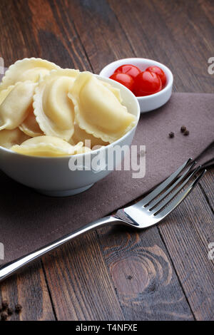 Carne cotta a vapore gnocchi, tradizionale pelmeni o piatto varenyky Foto Stock