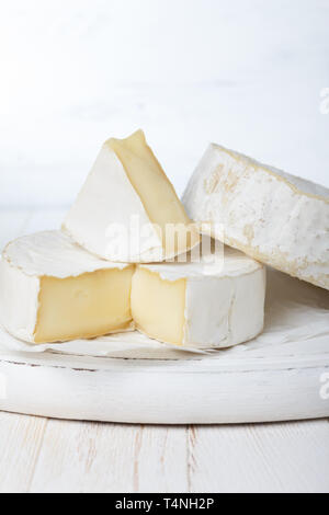 Formaggio Camembert sul tagliere, concentrarsi sul pezzo tagliato a fette Foto Stock