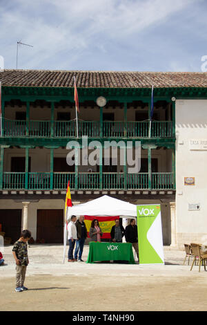 A Chinchon, Spagna - 04 14 2019: campagna politica stand del partito VOX per le elezioni generali del 28 aprile Foto Stock