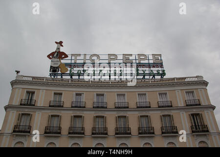 Madrid, Spagna - 04 15 2019: iconico Tio Pepe insegna al neon dopo aver cambiato il luogo in un giorno nuvoloso Foto Stock
