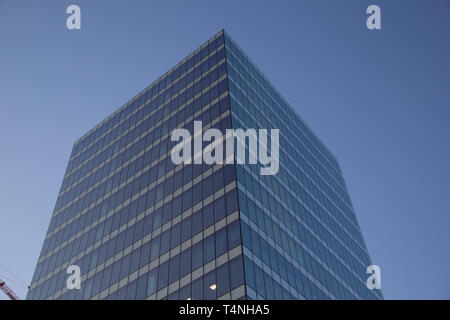 Madrid, Spagna - 04 12 2019: ufficio edificio con facciata di vetro verso il cielo blu Foto Stock