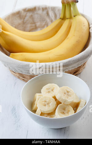 Fette di banana nel recipiente di close-up Foto Stock