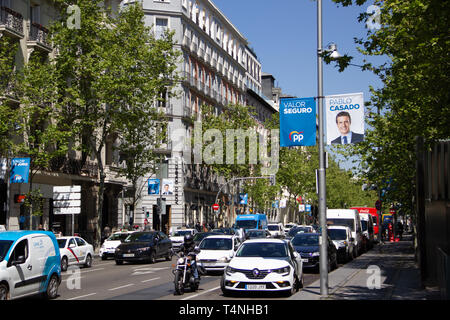 Madrid, Spagna - 04 12 2019: politico i banner della campagna del Partido Popular, mostrando loro candidato presidente Pablo Casado Foto Stock