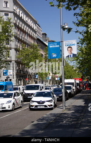 Madrid, Spagna - 04 12 2019: politico i banner della campagna del Partito popolare su una strada affollata, mostrando loro candidato presidente Pablo C Foto Stock