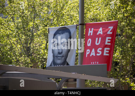 Madrid, Spagna - 04 12 2019: politico i banner della campagna del partito socialista PSOE, mostrando loro candidato presidente Pedro Sanchez Foto Stock