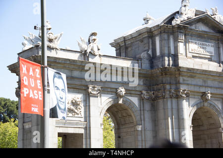 Madrid, Spagna - 04 12 2019: politico i banner della campagna del partito socialista PSOE, mostrando loro candidato presidente Pedro Sanchez con m Foto Stock