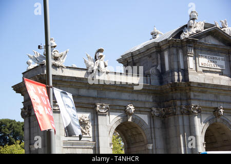 Madrid, Spagna - 04 12 2019: politico i banner della campagna del partito socialista PSOE nel vento, mostrando loro candidato presidente Pedro Sa Foto Stock