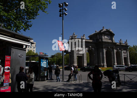 Madrid, Spagna - 04 12 2019: politico i banner della campagna del partito socialista PSOE nel vento, mostrando loro candidato presidente Pedro Sa Foto Stock