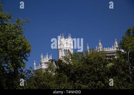 Madrid, Spagna - 04 12 2019: Main post office building dietro alberi verdi Foto Stock