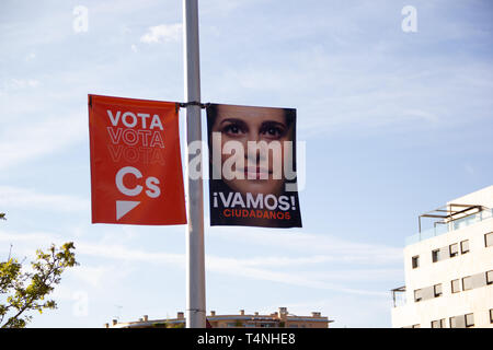 Madrid, Spagna - 04 12 2019: politico i banner della campagna del partito Ciudadanos, mostrando il loro candidato Ines Arrimadas Foto Stock