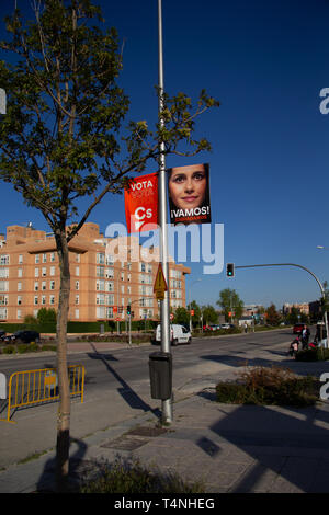 Madrid, Spagna - 04 12 2019: politico i banner della campagna del partito Ciudadanos, mostrando il loro candidato Ines Arrimadas su un sobborgo vuota Foto Stock