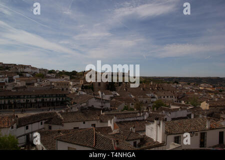 A Chinchon, Spagna - 04 14 2019: Chinchon dal di sopra con molti tetti e il castello in background Foto Stock