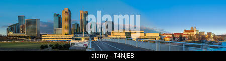 Splendido ampio panorama di Vilnius city center con un ponte e alcuni edifici alti Foto Stock