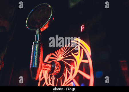 Ufa, Russia, HARAT'S PUB, 12 dicembre, 2018: Jagermeister alcol bevande nel bar. Il barista versa un bicchiere. Foto Stock